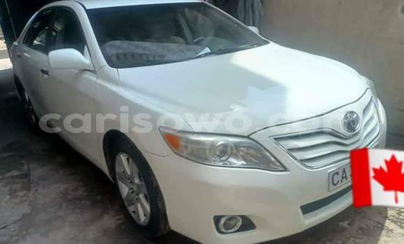 Sayi Na hannu Toyota Camry White Mota in Cotonou a Benin