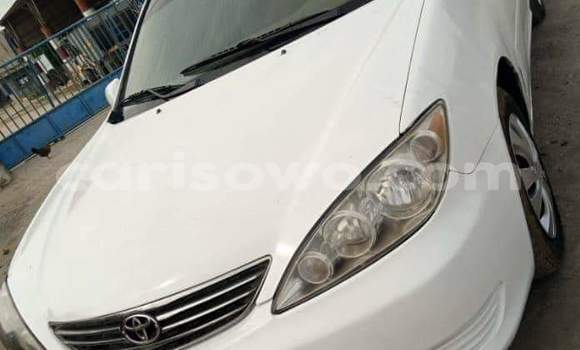 Sayi Na hannu Toyota Camry White Mota in Cotonou a Benin