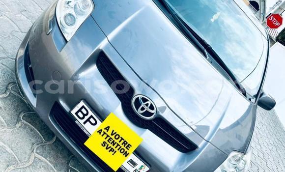 Sayi Na hannu Toyota Auris Azurfa Mota in Cotonou a Benin