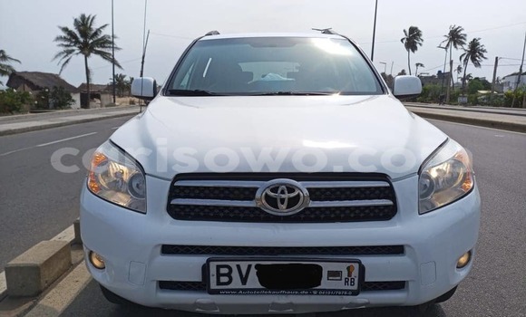 Ra Àlòkù Toyota RAV4 funfun Ọkọ̀ in Cotonou ni Benin