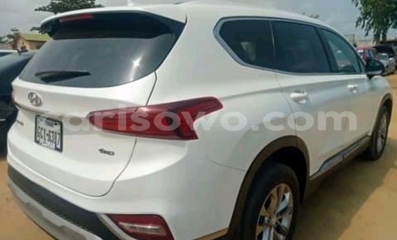 Sayi Sabo Hyundai Santa Fe White Mota in Cotonou a Benin Sayi Sabo Hyundai Santa Fe White Mota in Cotonou a Benin