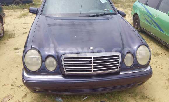 Sayi Na hannu Mercedes-Benz E–Class Blue Mota in Porto Novo a Benin Sayi Na hannu Mercedes-Benz E–Class Blue Mota in Porto Novo a Benin