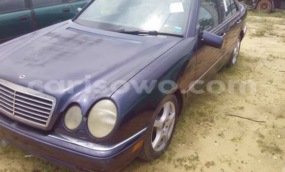 Sayi Na hannu Mercedes-Benz E–Class Blue Mota in Porto Novo a Benin Sayi Na hannu Mercedes-Benz E–Class Blue Mota in Porto Novo a Benin