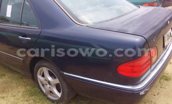 Sayi Na hannu Mercedes-Benz E–Class Blue Mota in Porto Novo a Benin Sayi Na hannu Mercedes-Benz E–Class Blue Mota in Porto Novo a Benin