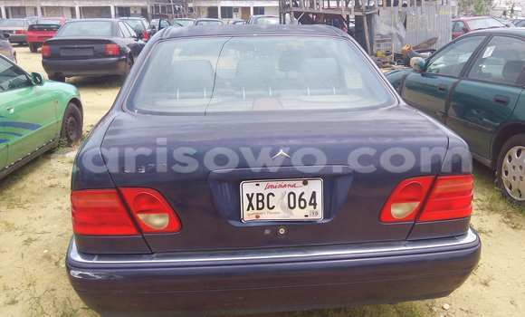 Sayi Na hannu Mercedes-Benz E–Class Blue Mota in Porto Novo a Benin Sayi Na hannu Mercedes-Benz E–Class Blue Mota in Porto Novo a Benin