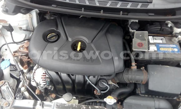 Sayi Na hannu Hyundai Elantra White Mota in Cotonou a Benin Sayi Na hannu Hyundai Elantra White Mota in Cotonou a Benin