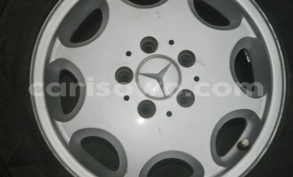 Ra Àlòkù Mercedes-Benz 190 Silver Ọkọ̀ in Cotonou ni Benin