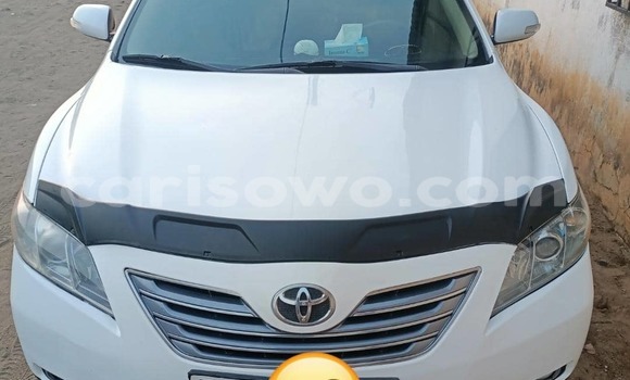 Sayi Na hannu Toyota Camry White Mota in Cotonou a Benin