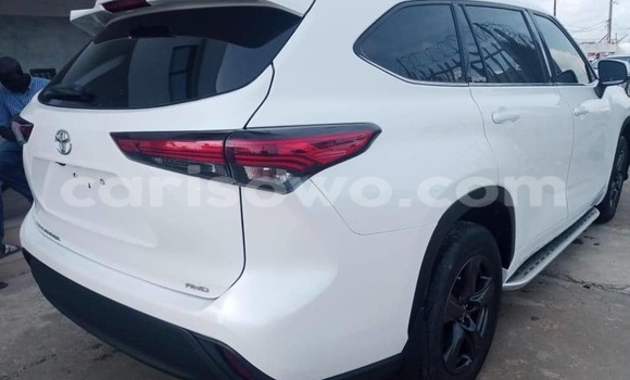 Ra Tuntun Toyota Highlander funfun Ọkọ̀ in Cotonou ni Benin