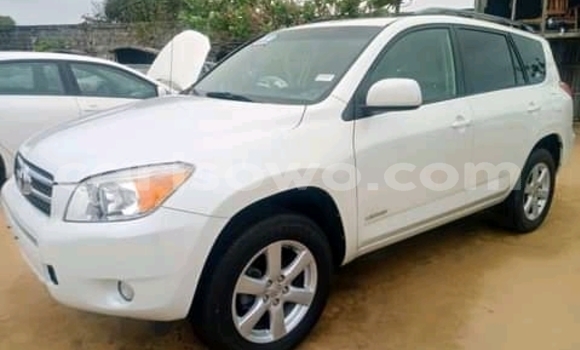 Sayi Imported Toyota RAV4 White Mota in Cotonou a Benin Sayi Imported Toyota RAV4 White Mota in Cotonou a Benin
