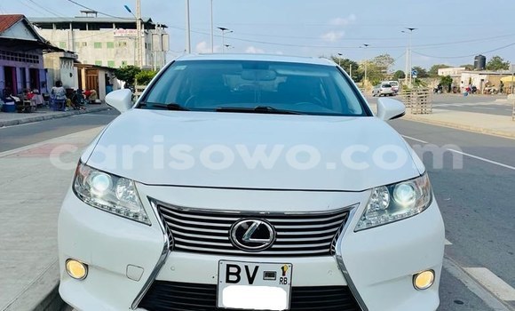 Sayi Na hannu Lexus ES White Mota in Abomey Calavi a Benin