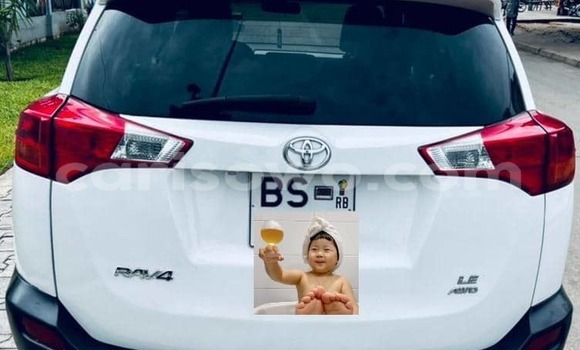 Sayi Na hannu Toyota RAV4 White Mota in Abomey Calavi a Benin Sayi Na hannu Toyota RAV4 White Mota in Abomey Calavi a Benin