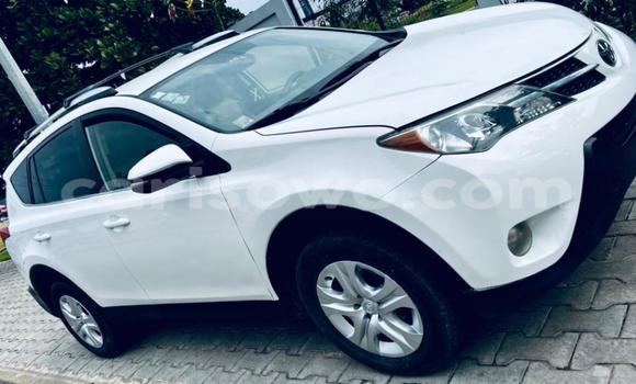 Sayi Na hannu Toyota RAV4 White Mota in Abomey Calavi a Benin Sayi Na hannu Toyota RAV4 White Mota in Abomey Calavi a Benin