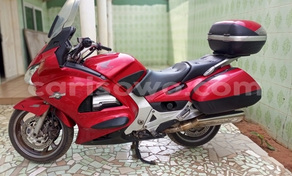 Acheter Occasion Moto Honda ST Rouge à Cotonou, Benin Acheter Occasion Moto Honda ST Rouge à Cotonou, Benin