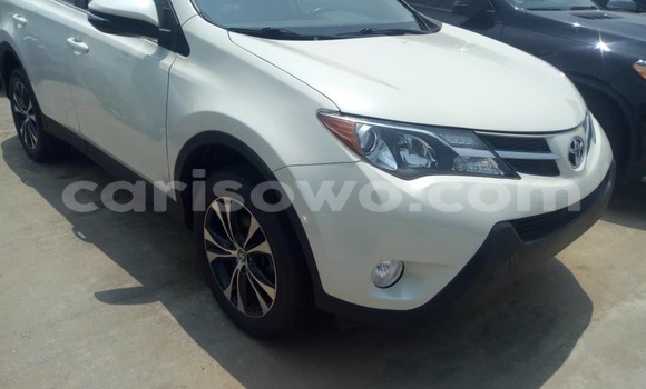 Ra Àlòkù Toyota RAV4 funfun Ọkọ̀ in Cotonou ni Benin