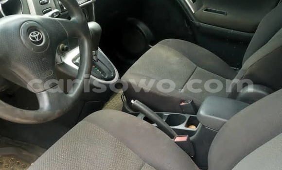 Sayi Na hannu Toyota Matrix White Mota in Abomey Calavi a Benin Sayi Na hannu Toyota Matrix White Mota in Abomey Calavi a Benin