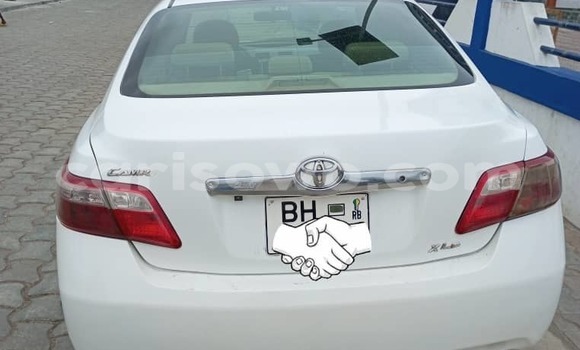 Ra Àlòkù Toyota Camry funfun Ọkọ̀ in Cotonou ni Benin