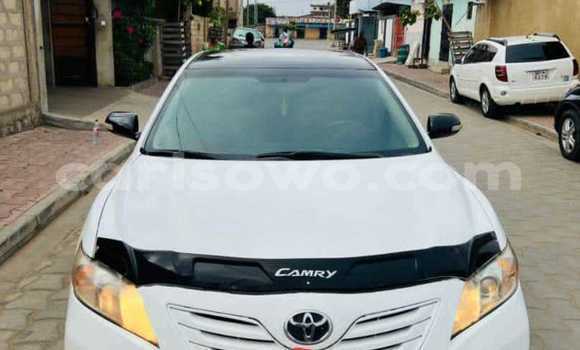 Ra Àlòkù Toyota Camry funfun Ọkọ̀ in Abomey Calavi ni Benin