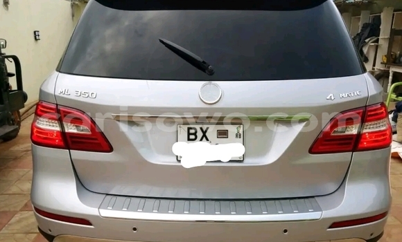 Ra Àlòkù Mercedes-Benz ML–Class funfun Ọkọ̀ in Cotonou ni Benin