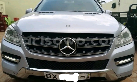 Acheter Occasion Voiture Mercedes-Benz ML–Class Blanc à Cotonou, Benin Acheter Occasion Voiture Mercedes-Benz ML–Class Blanc à Cotonou, Benin