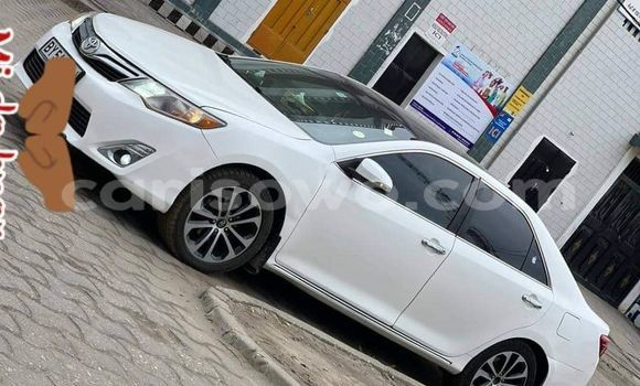 Sayi Na hannu Toyota Camry White Mota in Cotonou a Benin