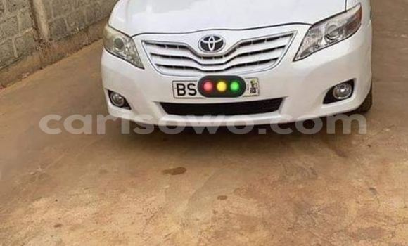 Sayi Na hannu Toyota Camry White Mota in Cotonou a Benin