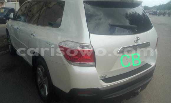 Ra Àlòkù Toyota Highlander funfun Ọkọ̀ in Cotonou ni Benin Ra Àlòkù Toyota Highlander funfun Ọkọ̀ in Cotonou ni Benin